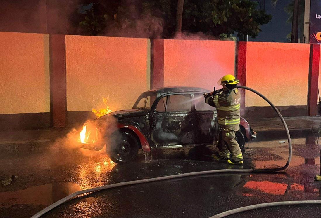 Se incendia vochito en fraccionamiento Virginia, en Boca del Río