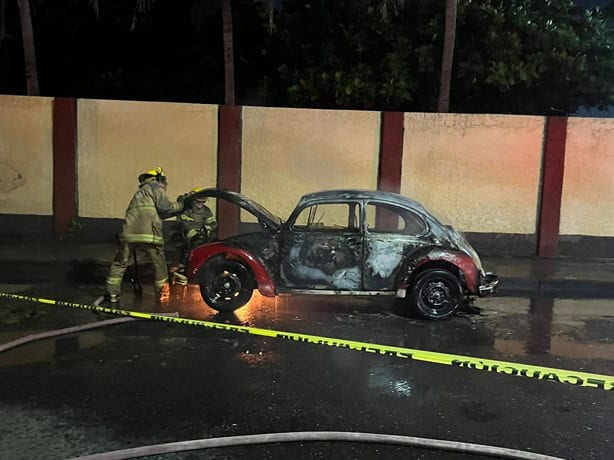 Se incendia vochito en fraccionamiento Virginia, en Boca del Río