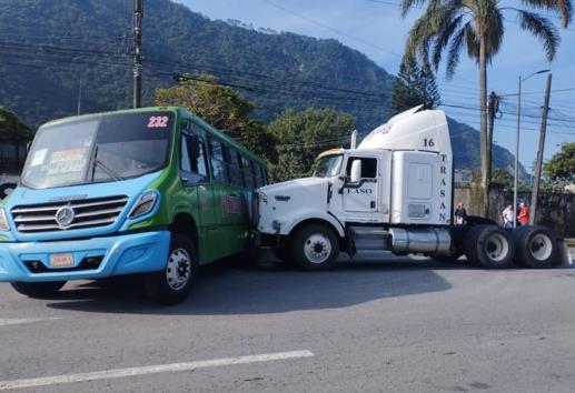 Se registra fuerte choque entre autobús y tráiler en Río Blanco