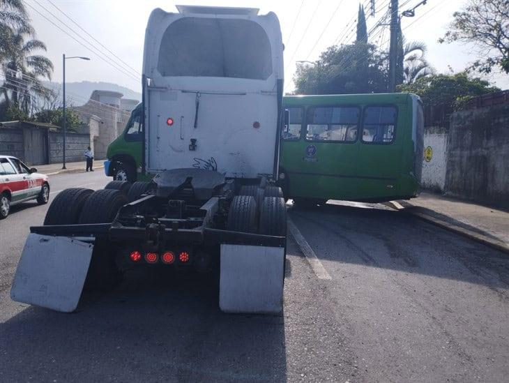 Se registra fuerte choque entre autobús y tráiler en Río Blanco