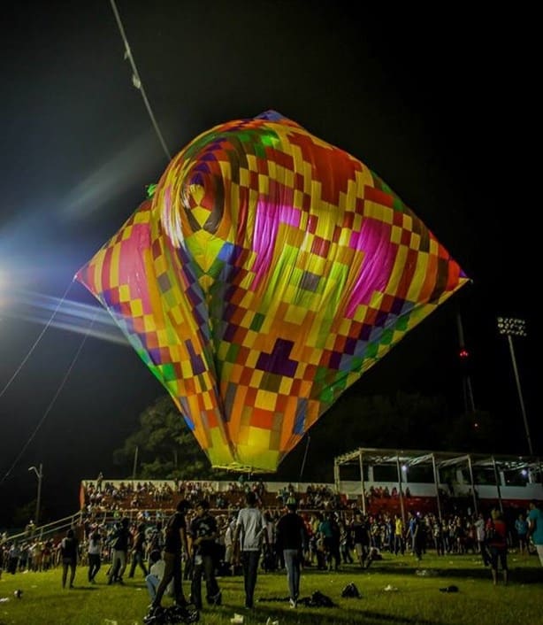 En este municipio de Veracruz sueltan globos gigantes en septiembre