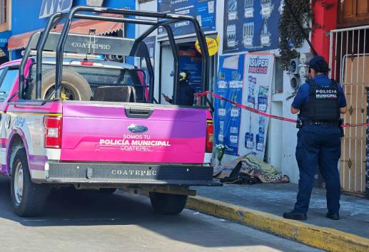 Indigente fallece en plena vía pública en Coatepec