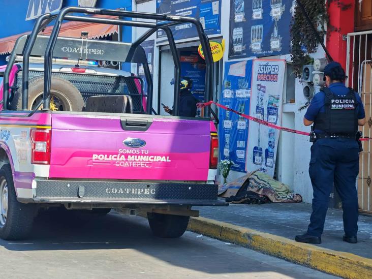 Indigente fallece en plena vía pública en Coatepec