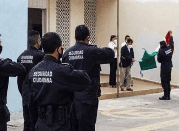 Policía con charpe