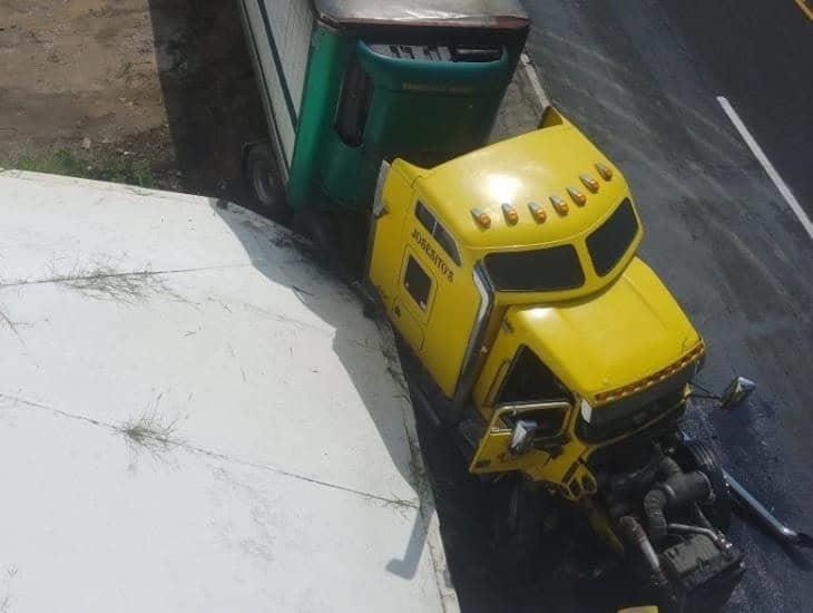 Tráiler se impacta contra muro en puente de Lomas de Tacamichapa