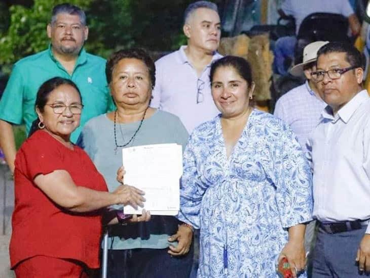 Vecinos de la colonia Benito Juárez reciben Carmen Medel para iniciar la pavimentación