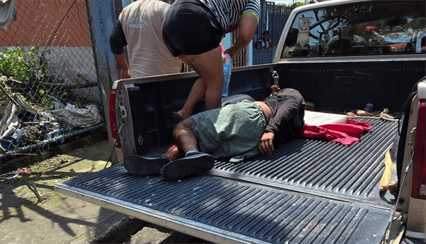 Presunto ladrón de cables es entregado a desconocidos y recibe una brutal golpiza en Veracruz