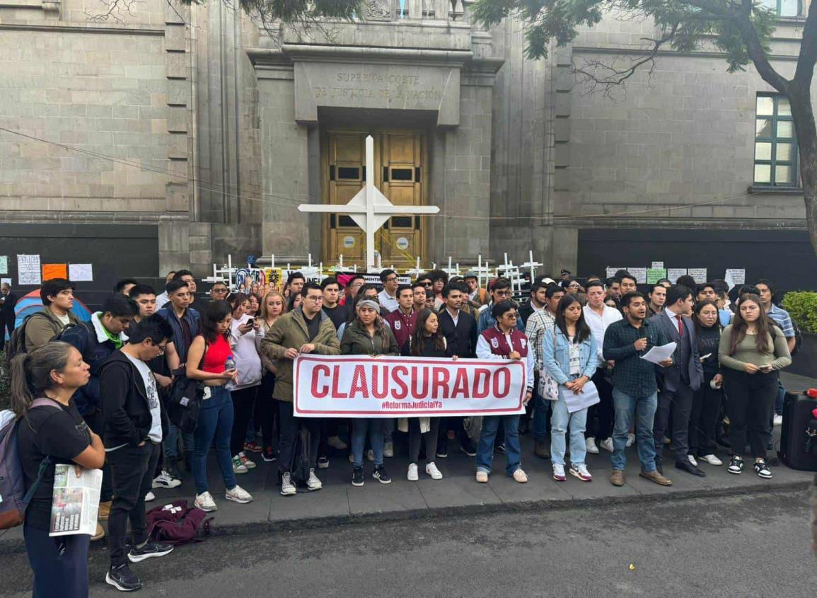 Jóvenes Exigen Reforma al Poder Judicial: Clausura Simbólica de la Suprema Corte