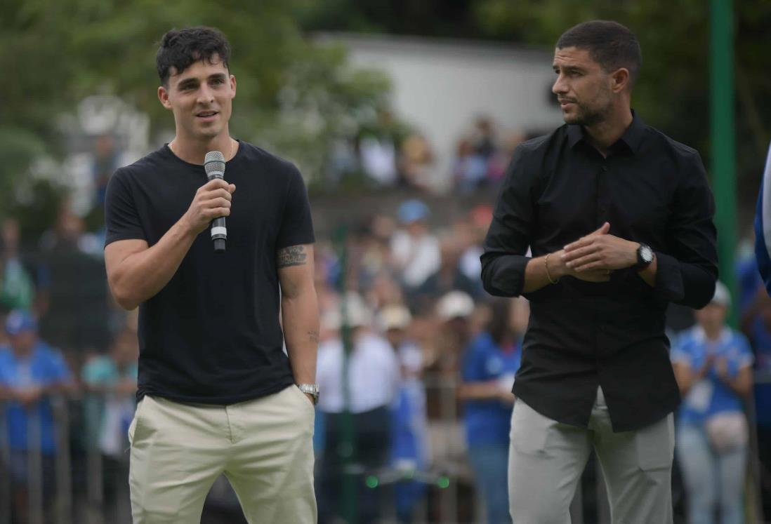 Estrellas del club Cruz Azul juegan con niñas y niños de Veracruz