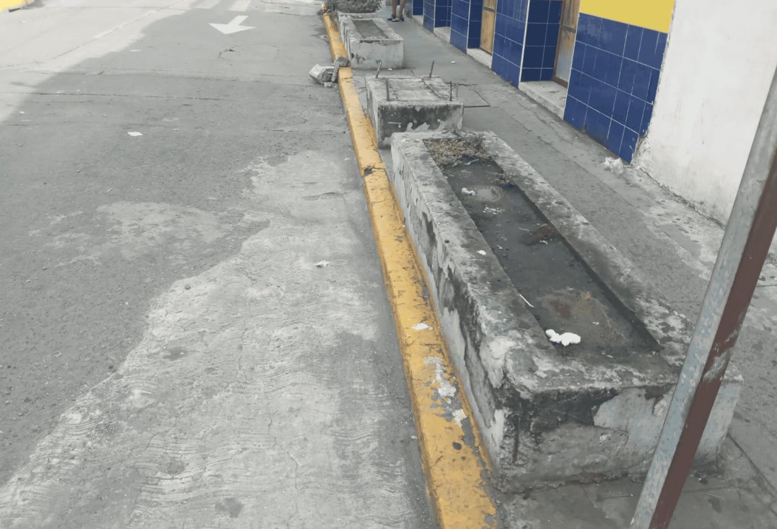 Bloques de concreto en avenida Madero de Veracruz obstruyen banquetas y crean riesgos para peatones