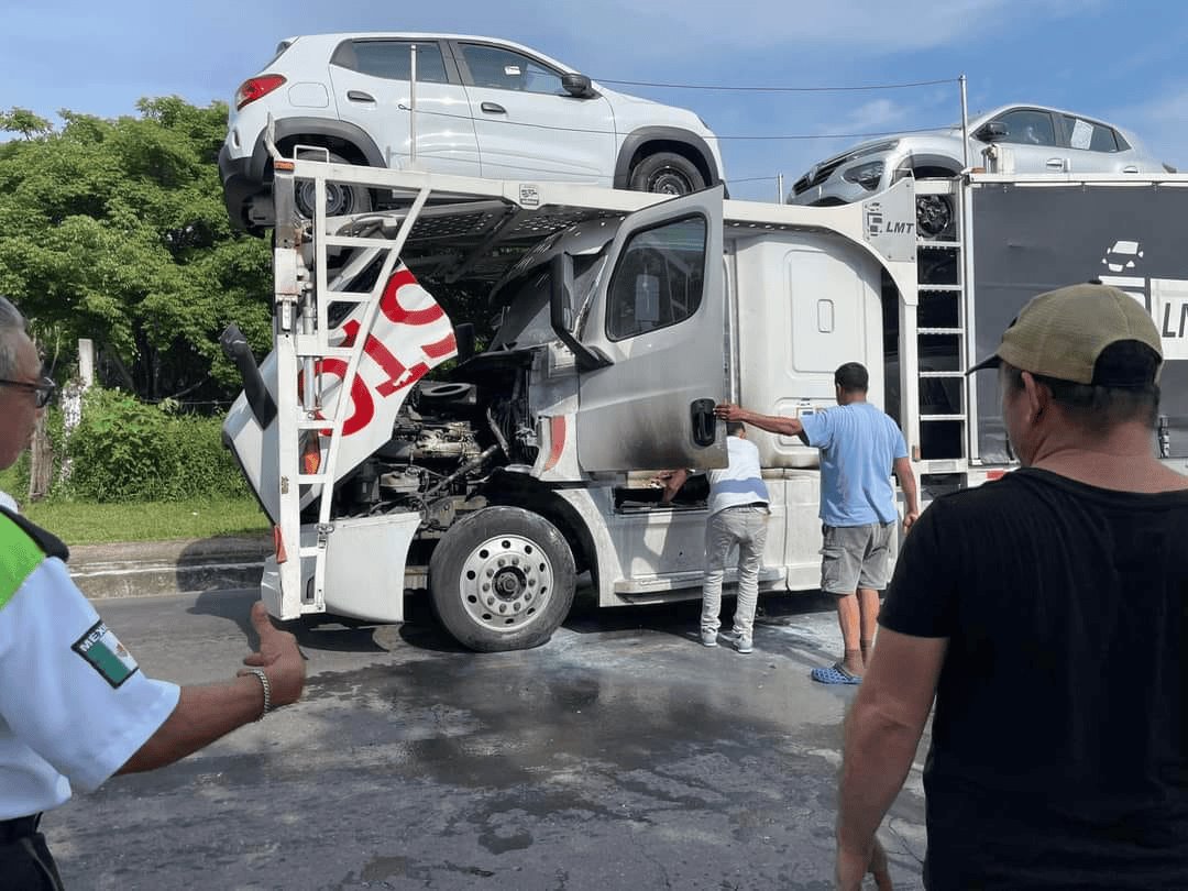 Tráiler nodriza con autos Renault casi es consumido por incendio en carretera de Veracruz | VIDEO