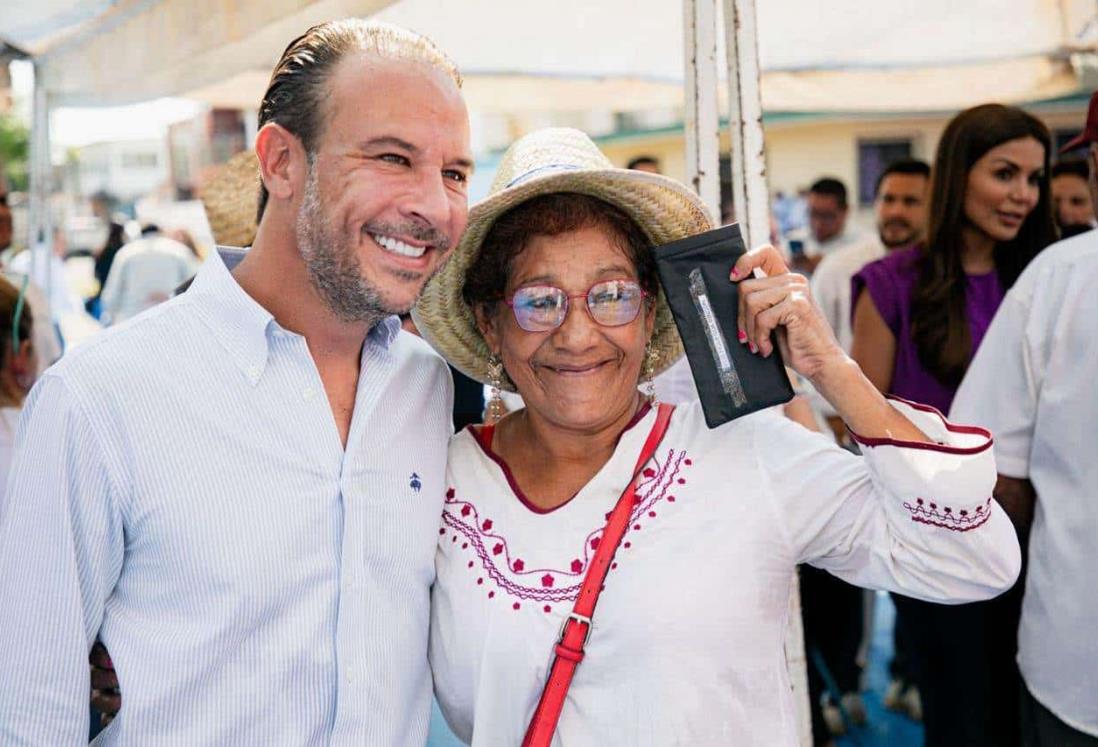 Entregan lentes graduados a los adultos mayores de colonias de Boca del Río