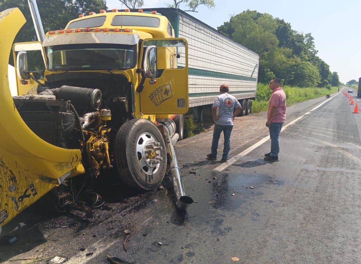 Tráiler colisiona contra puente en autopista de Acayucan