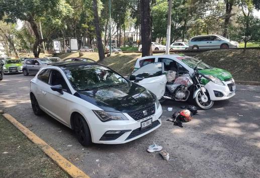 Abre puerta de auto sin precaución y causa accidente en Xalapa