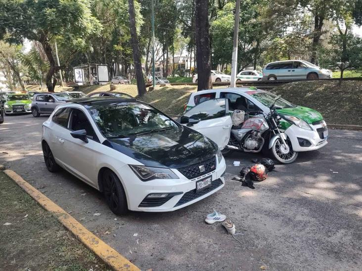 Abre puerta de auto sin precaución y causa accidente en Xalapa