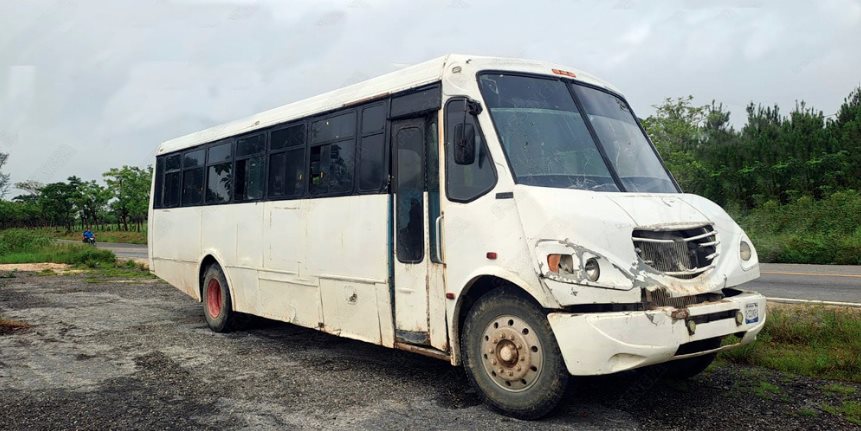 Chocan autobuses por jugar carreritas en zona rural de Las Choapas