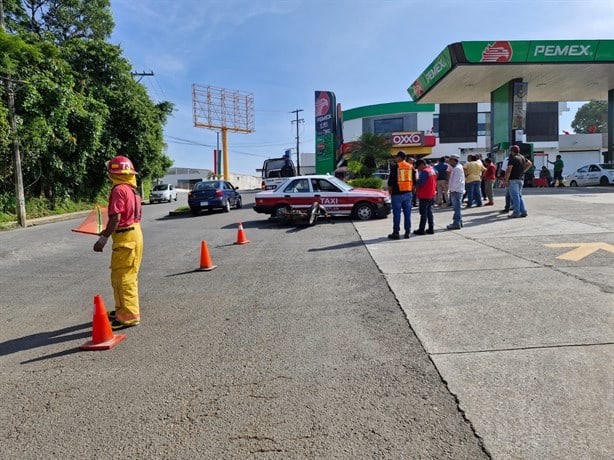 ¡Motociclista al hospital! Taxi provoca choque en Amatlán