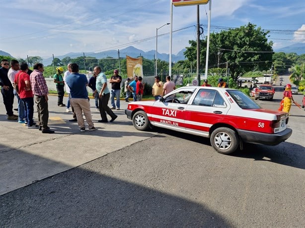 ¡Motociclista al hospital! Taxi provoca choque en Amatlán