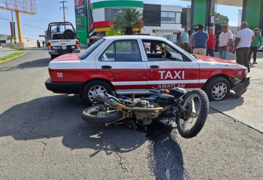 ¡Motociclista al hospital! Taxi provoca choque en Amatlán