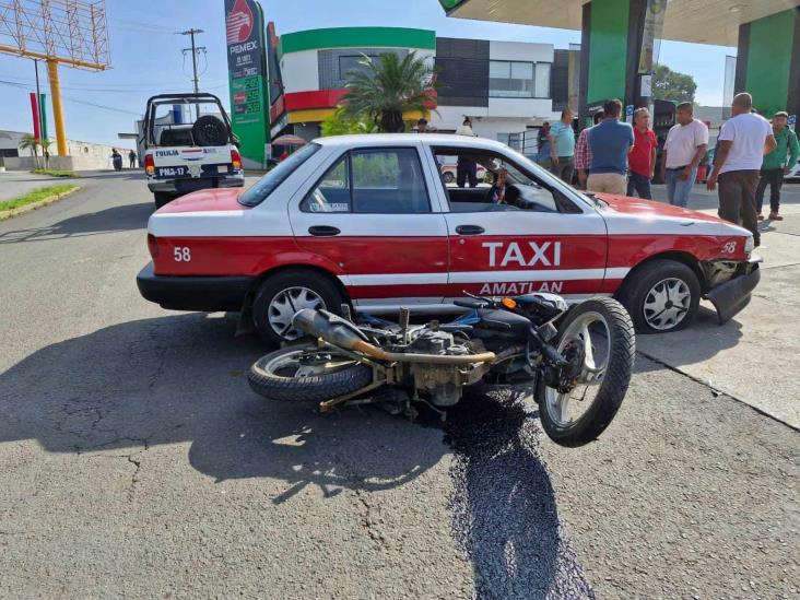 ¡Motociclista al hospital! Taxi provoca choque en Amatlán