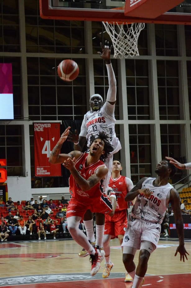 Triunfo de Halcones Rojos en homenaje a Rivera