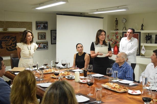 Ivonne Moreno Uscanga recibe reconocimientos por su labor artística y cultural