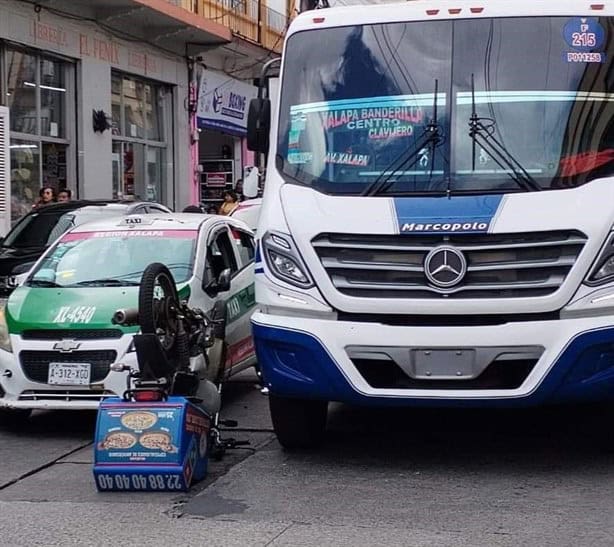 Percance deja una moto llantas arriba en el centro de Xalapa