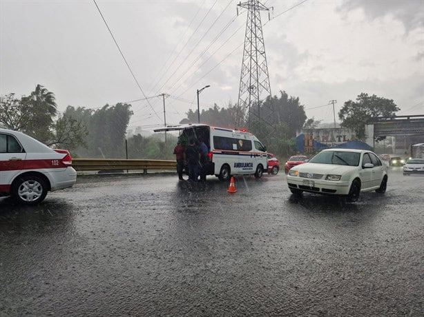 Taxi y auto chocan de frente en el Puente del Trébol de Amatlán