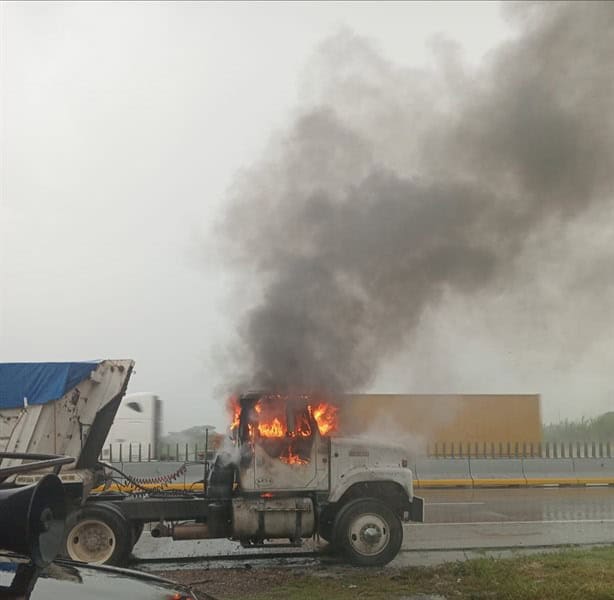 Tractocamión arde en llamas sobre la Autopista Veracruz-Córdoba