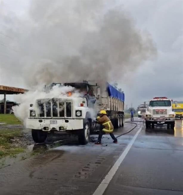 Tractocamión arde en llamas sobre la Autopista Veracruz-Córdoba