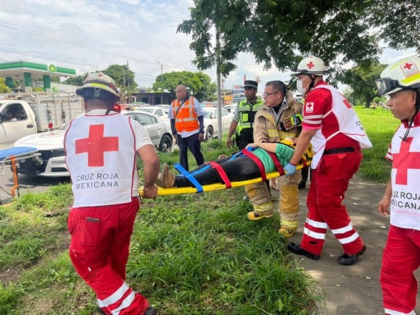 Tráiler impacta a un auto en la carretera Veracruz-Xalapa: mujer y nieta heridas