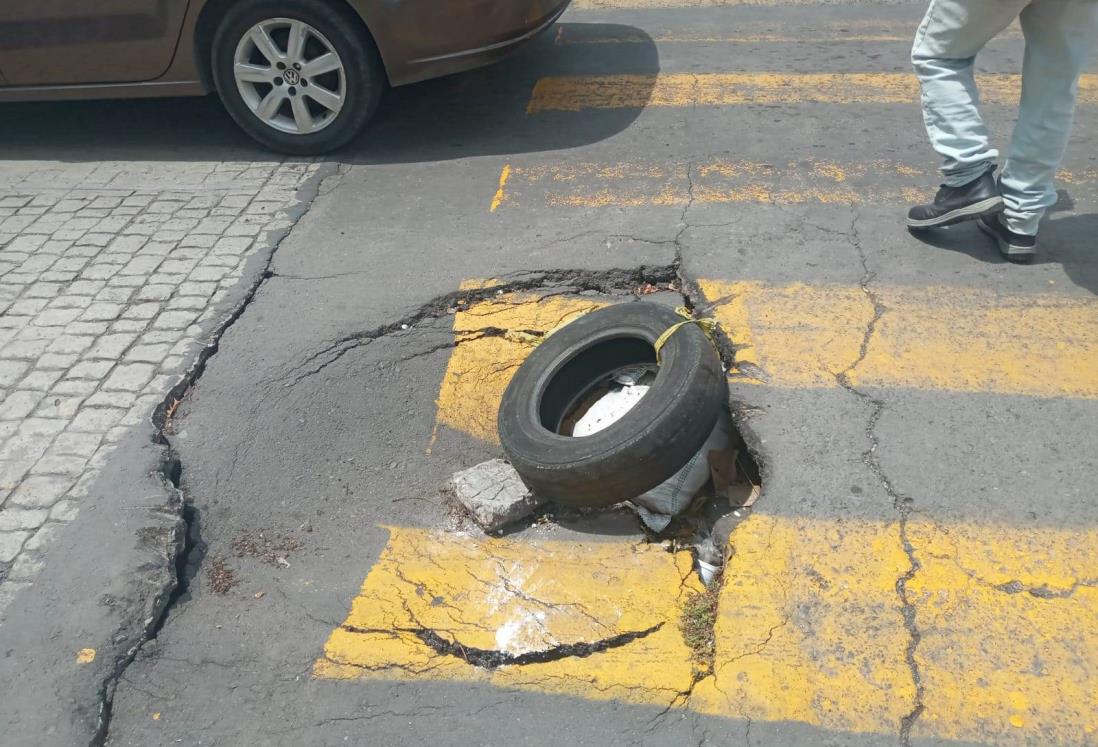 Alertan por socavón en calle de la colonia Centro de Veracruz