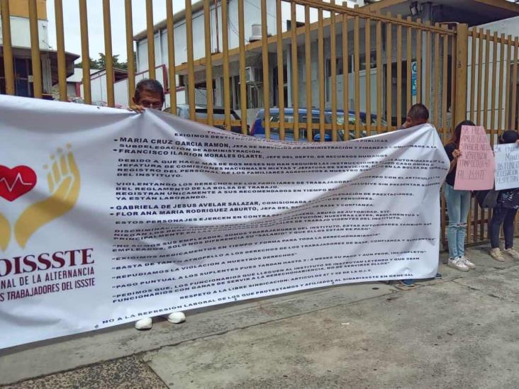 Trabajadores del ISSSTE bloquean avenida Xalapa y denuncian violaciones laborales