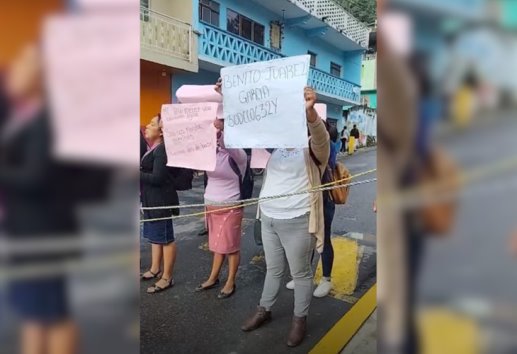Padres de familia retiran bloqueo en Zongolica y amagan con cerrar de nuevo; piden maestro en jardín de niños