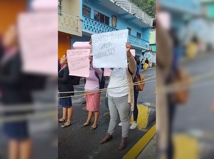 Padres de familia retiran bloqueo en Zongolica y amagan con cerrar de nuevo; piden maestro en jardín de niños