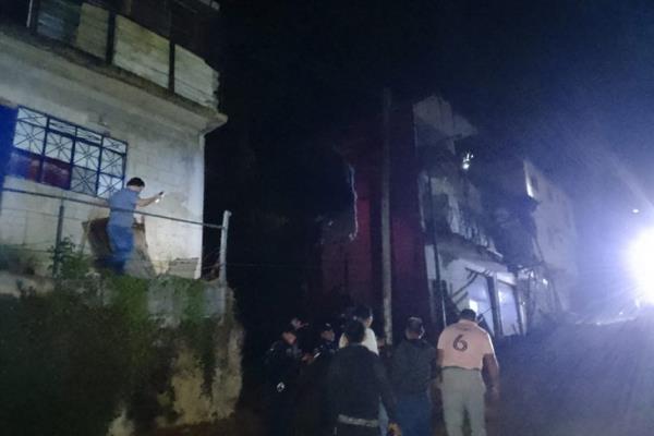 Derrumbe de lodo en Xalapa deja una familia atrapada en su vivienda