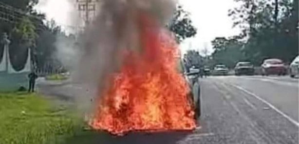 Corto circuito provoca incendio en camioneta frente a zona militar de El Lencero