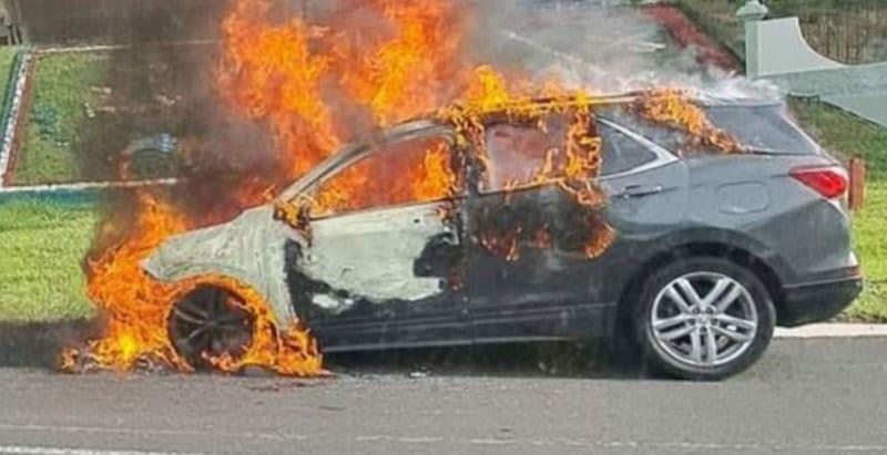 Corto circuito provoca incendio en camioneta frente a zona militar de El Lencero