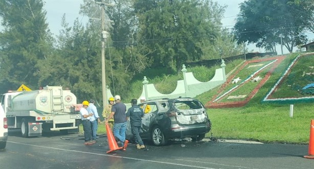 Corto circuito provoca incendio en camioneta frente a zona militar de El Lencero