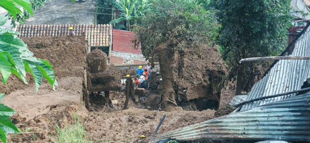 Tres personas muertas, saldo del derrumbe que sepultó una vivienda en Xalapa