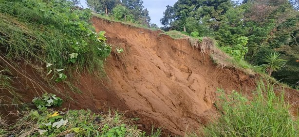 Tres personas muertas, saldo del derrumbe que sepultó una vivienda en Xalapa