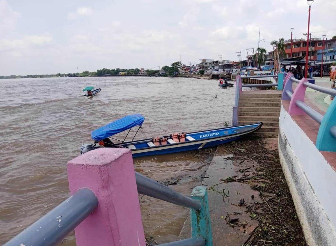 Lancheros en malecón de Minatitlán en alerta por resumo y palotada en río Coatzacoalcos