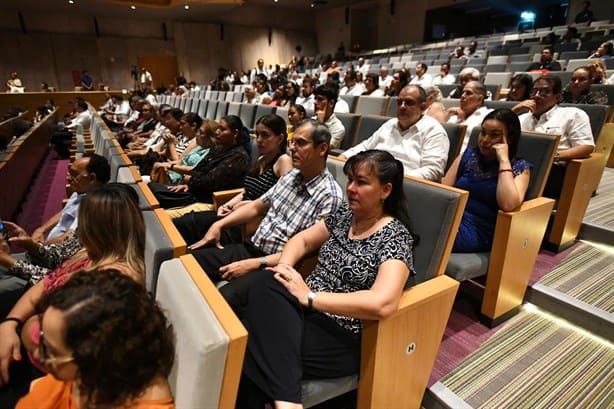 Maestro José Pablo Robles recibe la presea “Identidad, Tradición y Gratitud” que otorga la Universidad Veracruzana