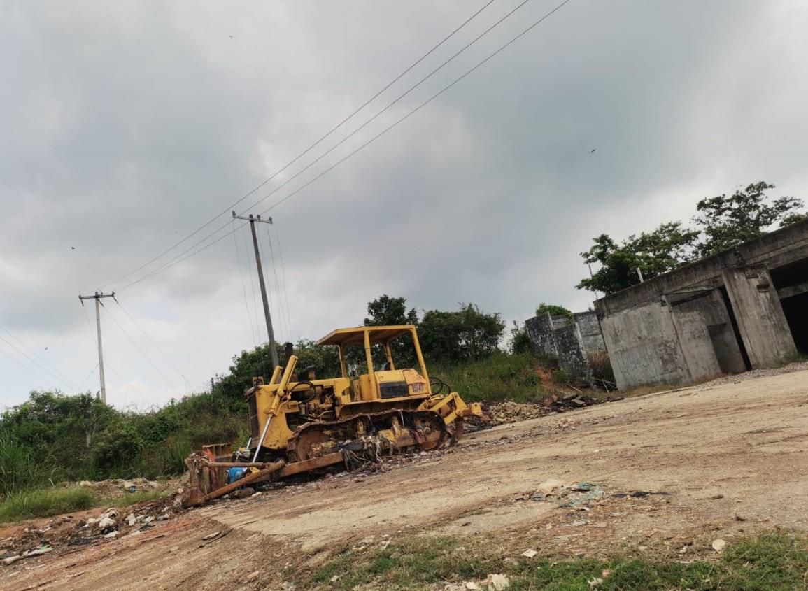 Se contrató maquinaria para barrido del camino al basurero municipal