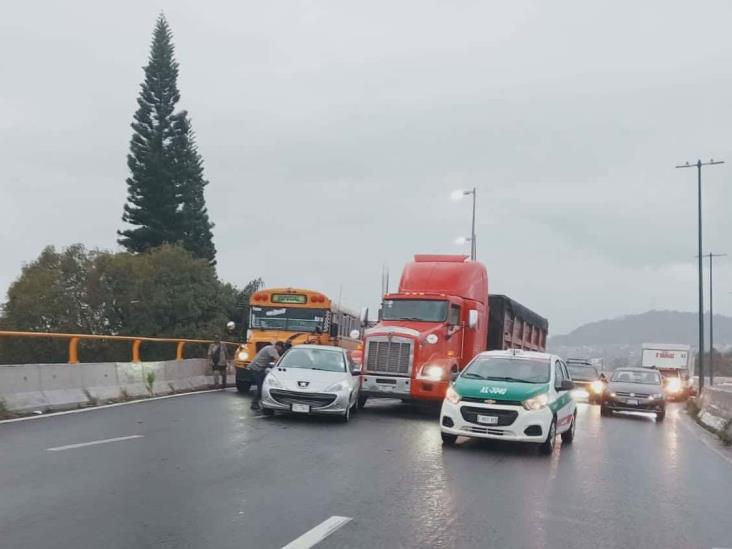 Caos vial en el puente Bicentenario, en Xalapa, por choque entre tráiler y auto