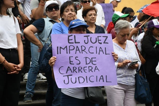 Estudiantes de derecho y PJF protestan en Xalapa contra reforma judicial