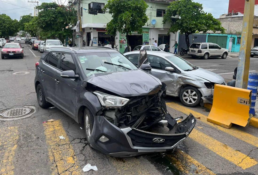 Aparatoso choque de autos en avenida Guadalupe Victoria en Veracruz | FOTOS