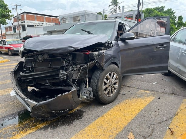 Aparatoso choque de autos en avenida Guadalupe Victoria en Veracruz | FOTOS