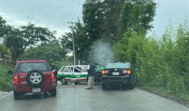 Aparatoso choque deja tres heridos en la carretera Las Trancas-Coatepec