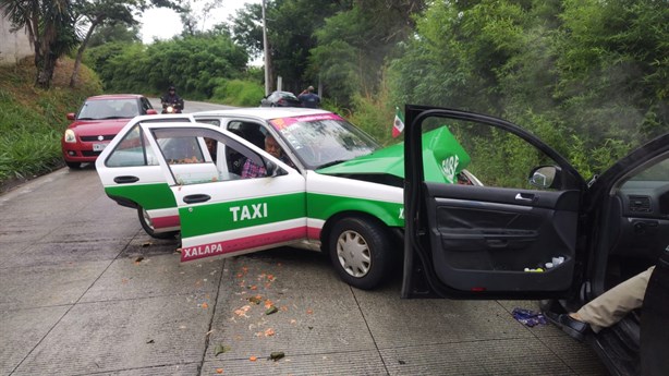 Aparatoso choque deja tres heridos en la carretera Las Trancas-Coatepec